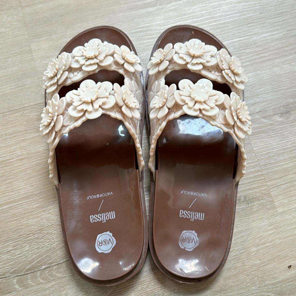 Melissa and Viktor & Rolf blossom sandal ivory size 9